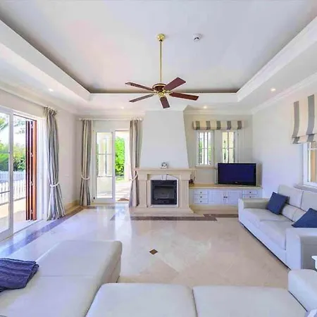 Vila Sleeps 6 With Pool Air Con And Wifi *