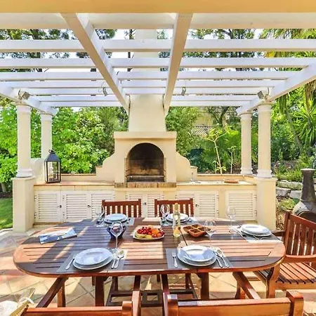Sleeps 6 With Pool Air Con And Wifi