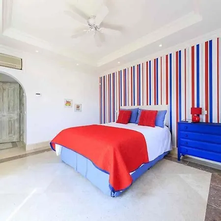 Vila Sleeps 6 With Pool Air Con And Wifi *