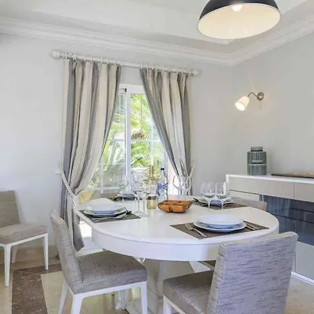Vila Sleeps 6 With Pool Air Con And Wifi *