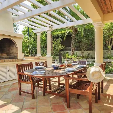 Sleeps 6 With Pool Air Con And Wifi *