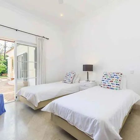 Villa Sleeps 6 With Pool Air Con&wifi *