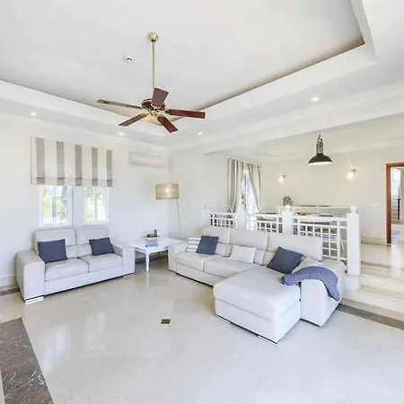 Sleeps 6 With Pool Air Con And Wifi Villa *