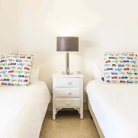 Villa Sleeps 6 With Pool Air Con And Wifi